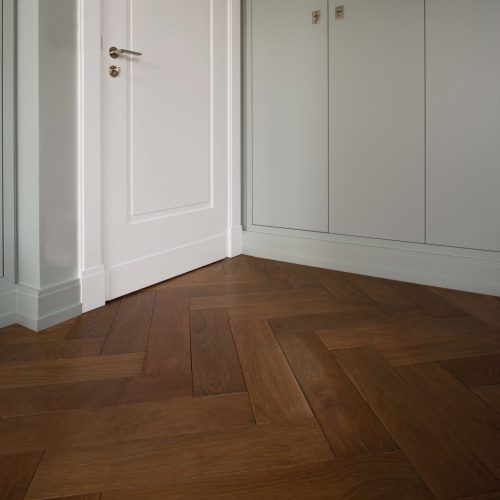 Fischgrätparkett mit gealterter Oberfläche - Herringbone